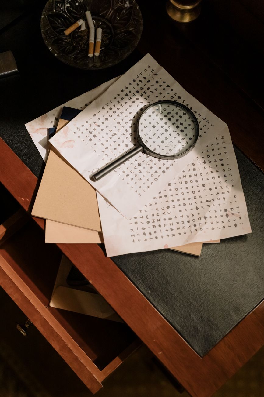 Bureau d'enquête, bibliothèque et globe